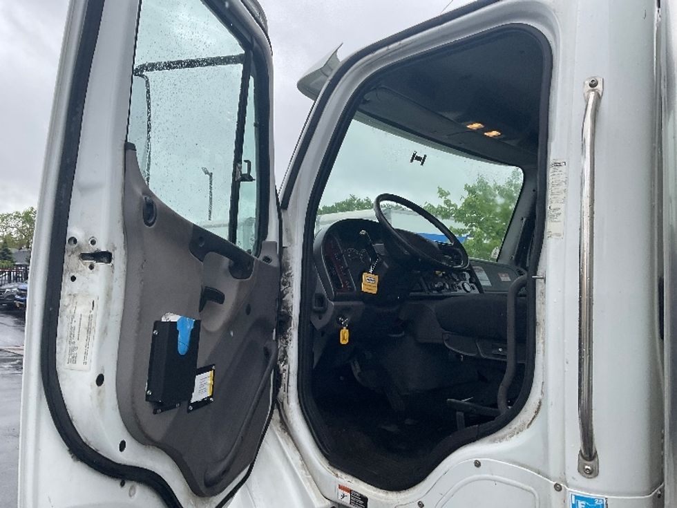 Medium Duty Box Truck-Light and Medium Duty Trucks-Freightliner-2019-M211264S-Rochester-NY-142,949\n\t\tmiles-$ 94,000 - Image 16
