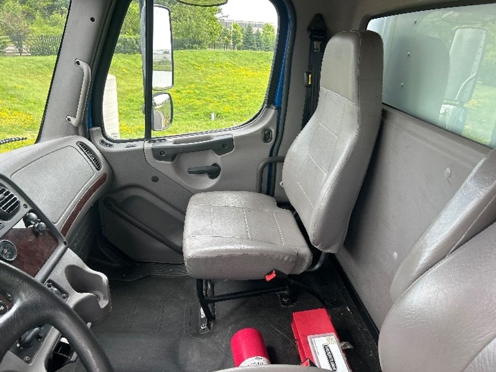 Medium Duty Box Truck-Light and Medium Duty Trucks-Freightliner-2019-M211264S-Windsor-WI-366,077\n\t\tmiles-$ 63,750 - Image 18