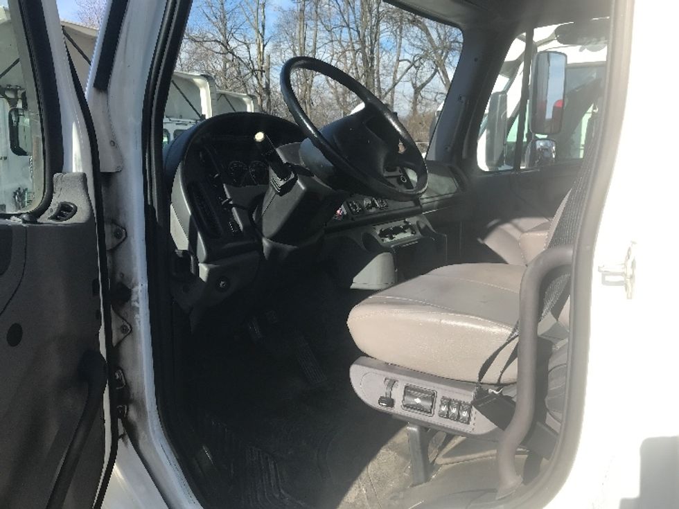 Medium Duty Box Truck-Light and Medium Duty Trucks-Freightliner-2019-M211284S-Cleona-PA-85,716\n\t\tmiles-$ 125,500 - Image 16