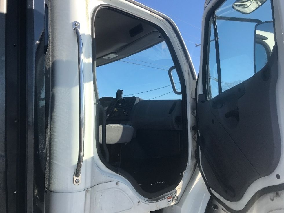 Medium Duty Box Truck-Light and Medium Duty Trucks-Freightliner-2019-M211284S-Cleona-PA-85,716\n\t\tmiles-$ 125,500 - Image 19