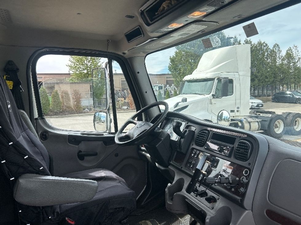 Medium Duty Box Truck-Light and Medium Duty Trucks-Freightliner-2020-M2-Abbotsford-BC-144,090\n\t\tkm-$ 77,000 - Image 22
