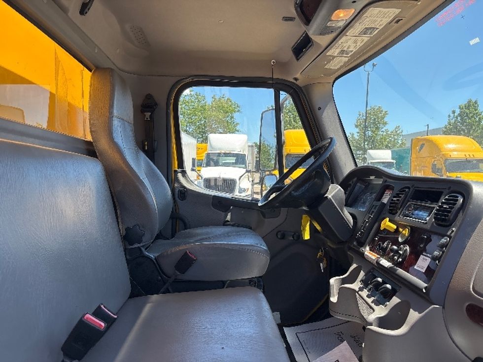 Medium Duty Box Truck-Light and Medium Duty Trucks-Freightliner-2020-M2-Brampton-ON-347,599\n\t\tkm-$ 45,000 - Image 22