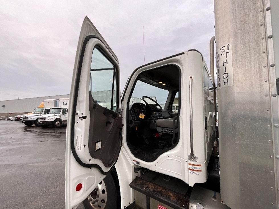 Medium Duty Box Truck-Light and Medium Duty Trucks-Freightliner-2020-M2-Burlington-ON-371,566\n\t\tkm-$ 68,000 - Image 16
