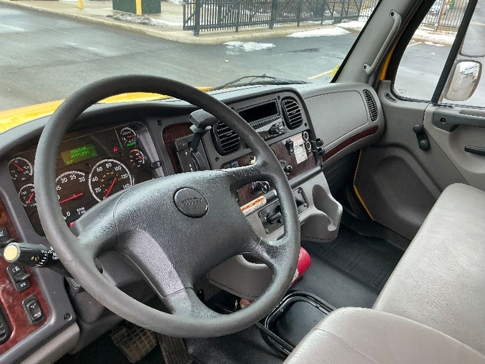 Medium Duty Box Truck-Light and Medium Duty Trucks-Freightliner-2020-M2-Burlington-ON-372,277\n\t\tkm-$ 54,500 - Image 17