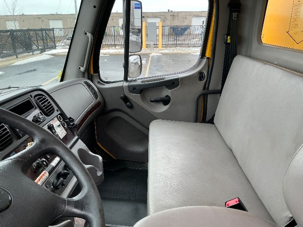 Medium Duty Box Truck-Light and Medium Duty Trucks-Freightliner-2020-M2-Burlington-ON-372,277\n\t\tkm-$ 54,500 - Image 19