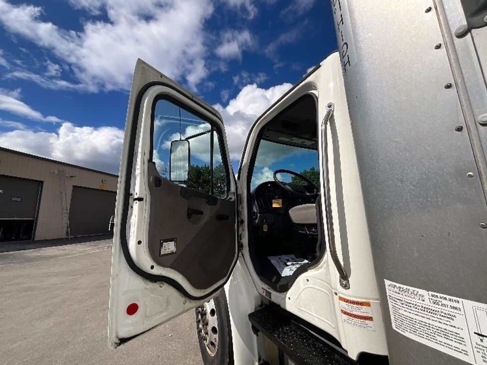 Medium Duty Box Truck-Light and Medium Duty Trucks-Freightliner-2020-M2-Burlington-ON-486,795\n\t\tkm-$ 42,250 - Image 16