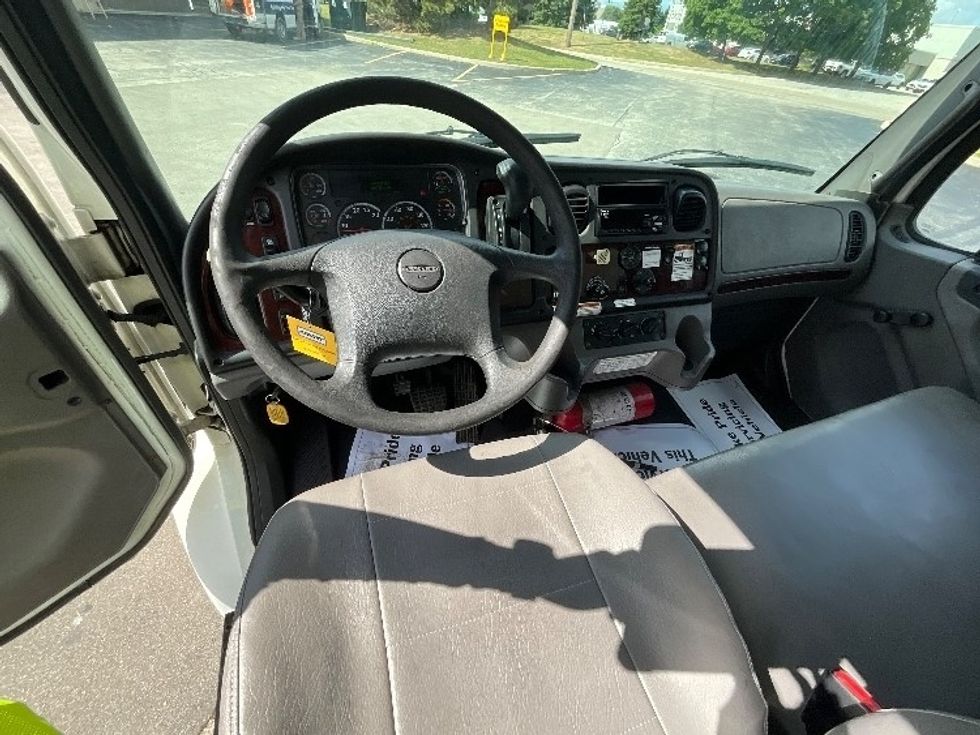 Medium Duty Box Truck-Light and Medium Duty Trucks-Freightliner-2020-M2-Burlington-ON-486,795\n\t\tkm-$ 42,250 - Image 17