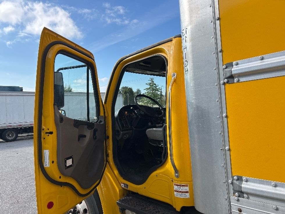 Medium Duty Box Truck-Light and Medium Duty Trucks-Freightliner-2020-M2-Burnaby-BC-195,257\n\t\tkm-$ 76,750 - Image 16