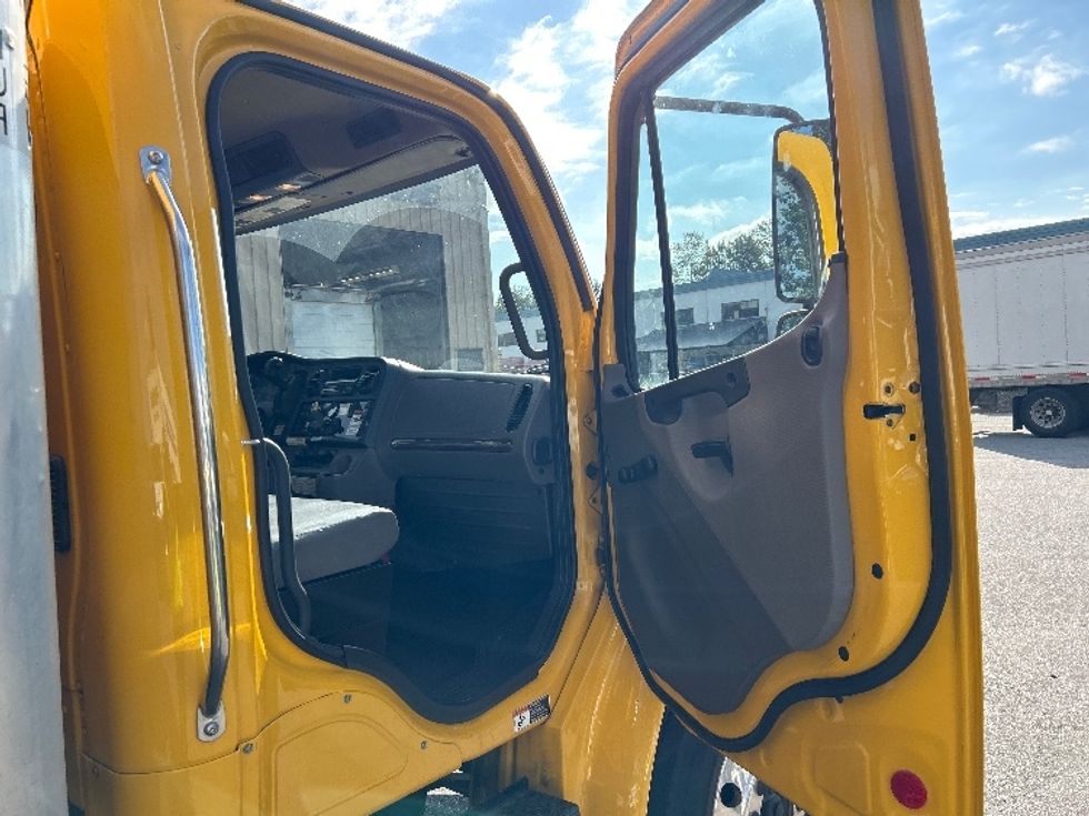 Medium Duty Box Truck-Light and Medium Duty Trucks-Freightliner-2020-M2-Burnaby-BC-195,257\n\t\tkm-$ 76,750 - Image 20