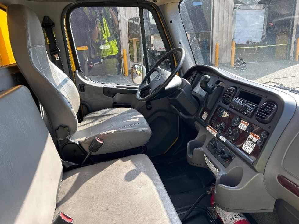 Medium Duty Box Truck-Light and Medium Duty Trucks-Freightliner-2020-M2-Burnaby-BC-195,257\n\t\tkm-$ 76,750 - Image 22
