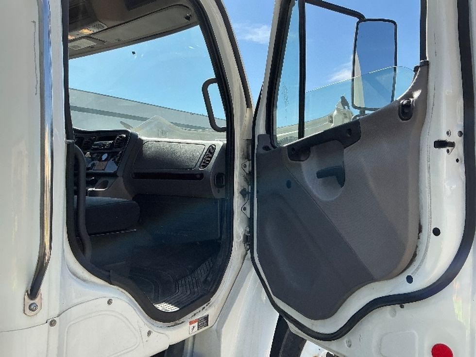 Medium Duty Box Truck-Light and Medium Duty Trucks-Freightliner-2020-M2-Calgary-AB-149,304\n\t\tkm-$ 77,500 - Image 20