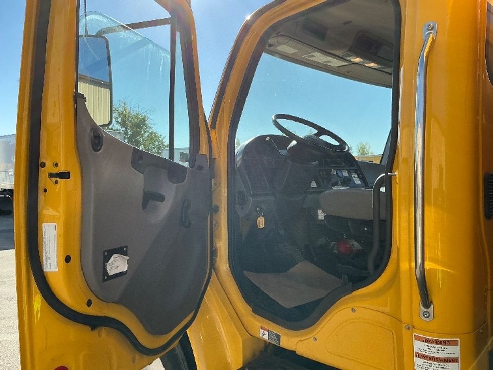Medium Duty Box Truck-Light and Medium Duty Trucks-Freightliner-2020-M2-Calgary-AB-191,220\n\t\tkm-$ 74,500 - Image 16