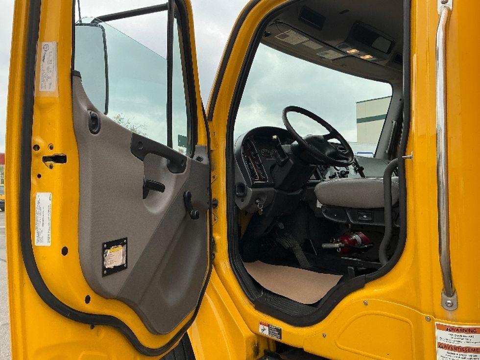 Medium Duty Box Truck-Light and Medium Duty Trucks-Freightliner-2020-M2-Calgary-AB-261,043\n\t\tkm-$ 66,500 - Image 16