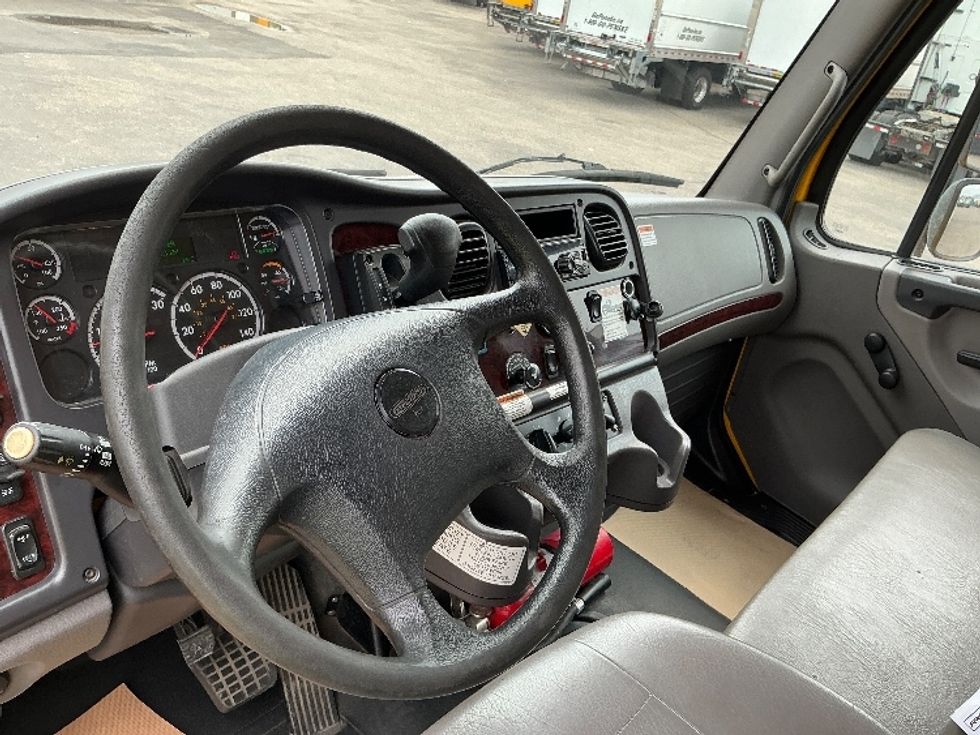 Medium Duty Box Truck-Light and Medium Duty Trucks-Freightliner-2020-M2-Calgary-AB-261,043\n\t\tkm-$ 66,500 - Image 17