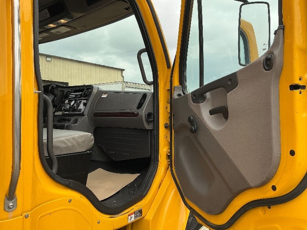 Medium Duty Box Truck-Light and Medium Duty Trucks-Freightliner-2020-M2-Calgary-AB-261,043\n\t\tkm-$ 66,500 - Image 20