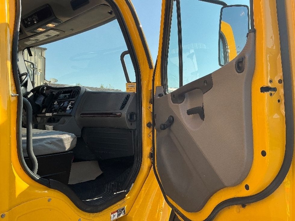 Medium Duty Box Truck-Light and Medium Duty Trucks-Freightliner-2020-M2-Calgary-AB-292,292\n\t\tkm-$ 64,250 - Image 20