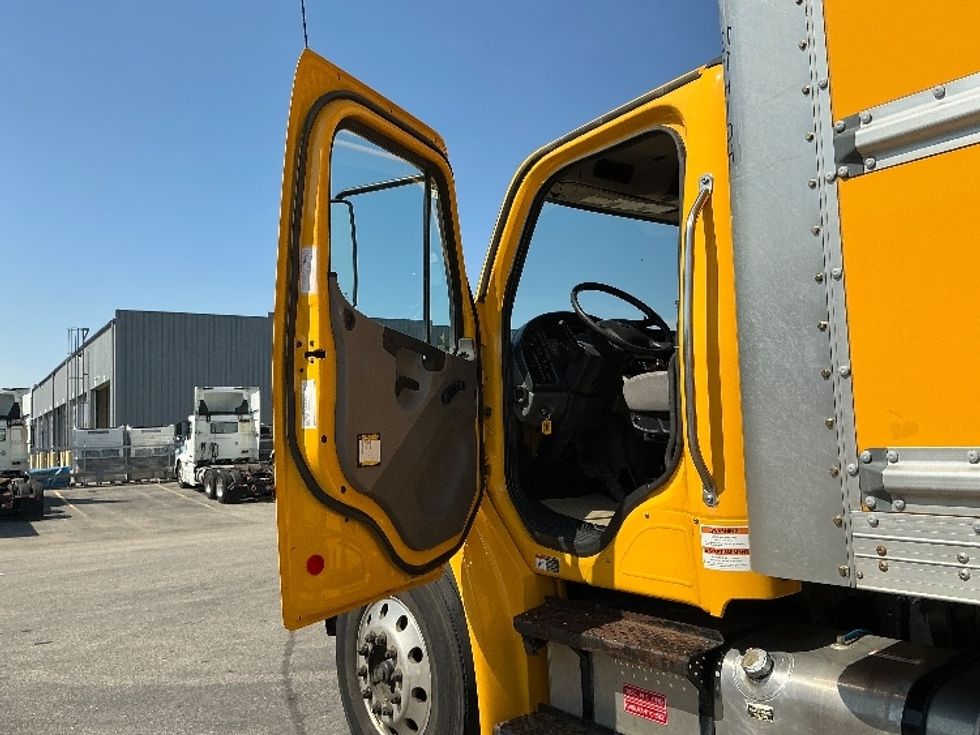 Medium Duty Box Truck-Light and Medium Duty Trucks-Freightliner-2020-M2-Calgary-AB-318,913\n\t\tkm-$ 61,250 - Image 16