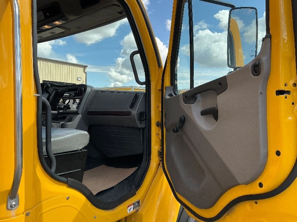 Medium Duty Box Truck-Light and Medium Duty Trucks-Freightliner-2020-M2-Calgary-AB-348,000\n\t\tkm-$ 58,250 - Image 20
