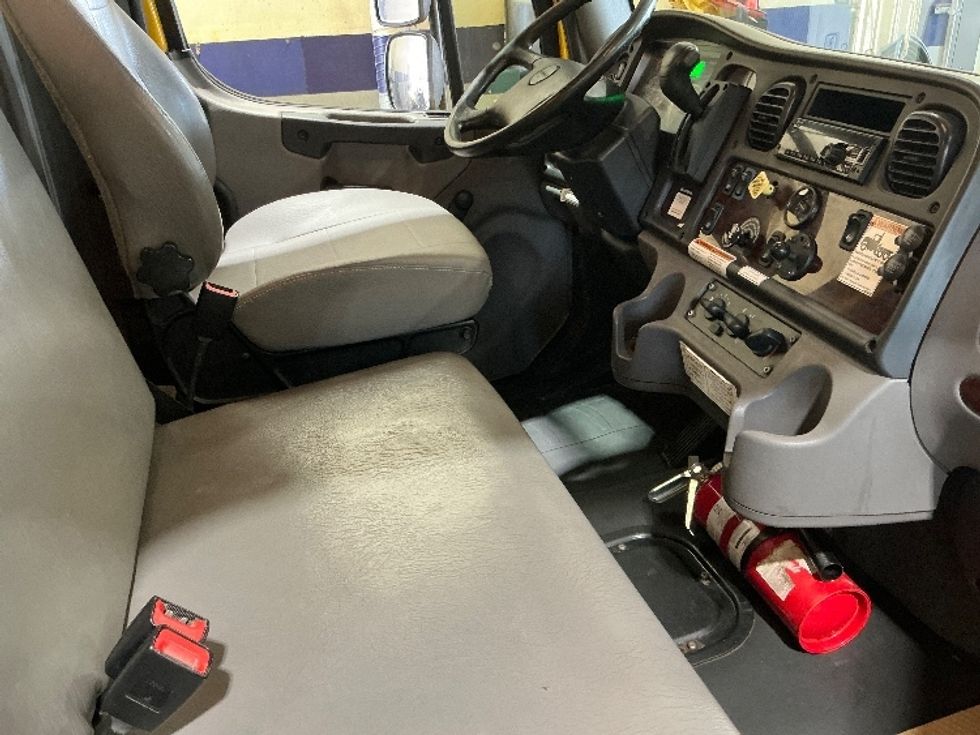 Medium Duty Box Truck-Light and Medium Duty Trucks-Freightliner-2020-M2-Calgary-AB-348,000\n\t\tkm-$ 58,250 - Image 22