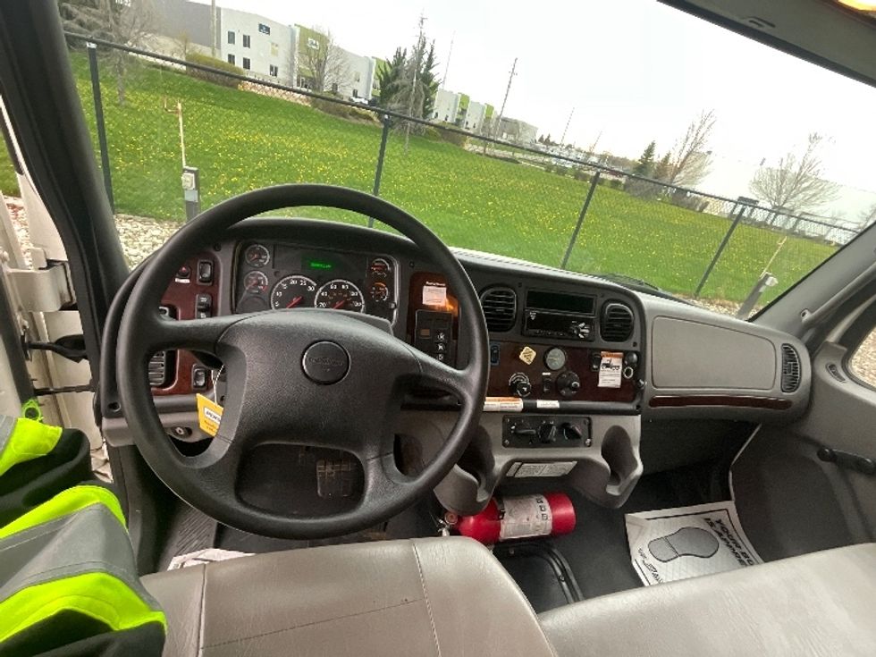 Medium Duty Box Truck-Light and Medium Duty Trucks-Freightliner-2020-M2-Cambridge-ON-307,811\n\t\tkm-$ 65,000 - Image 18