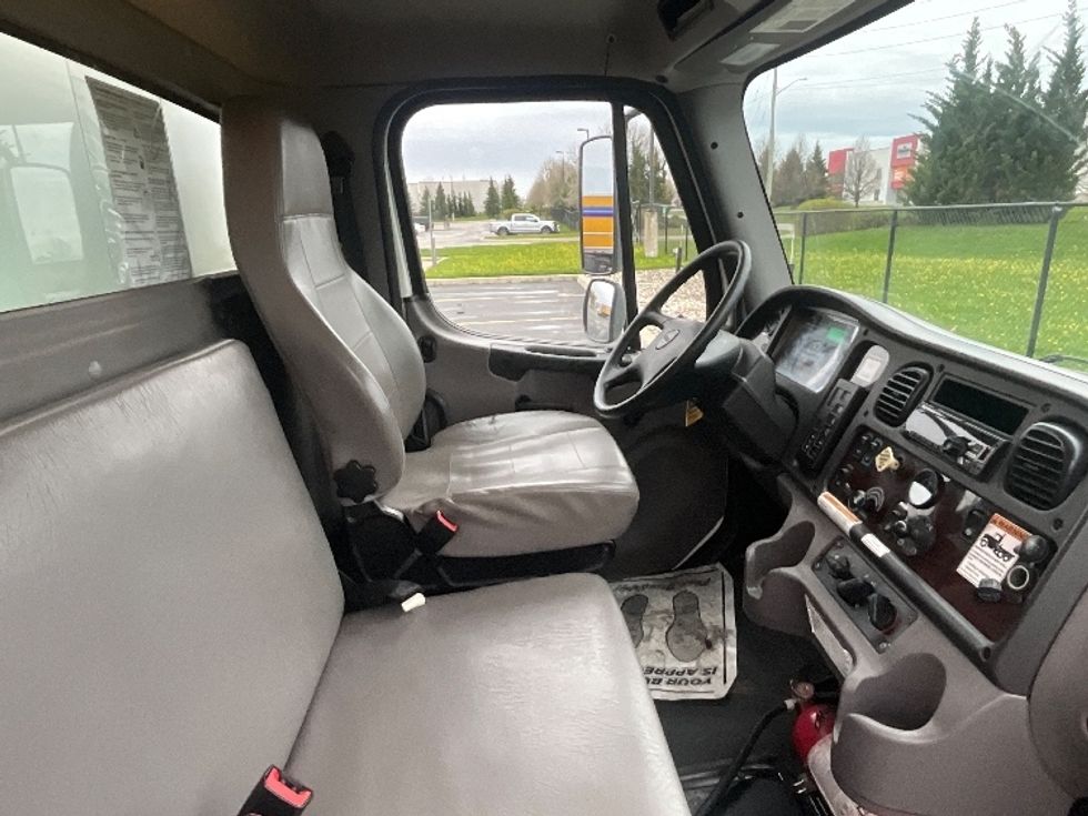 Medium Duty Box Truck-Light and Medium Duty Trucks-Freightliner-2020-M2-Cambridge-ON-307,811\n\t\tkm-$ 65,000 - Image 22