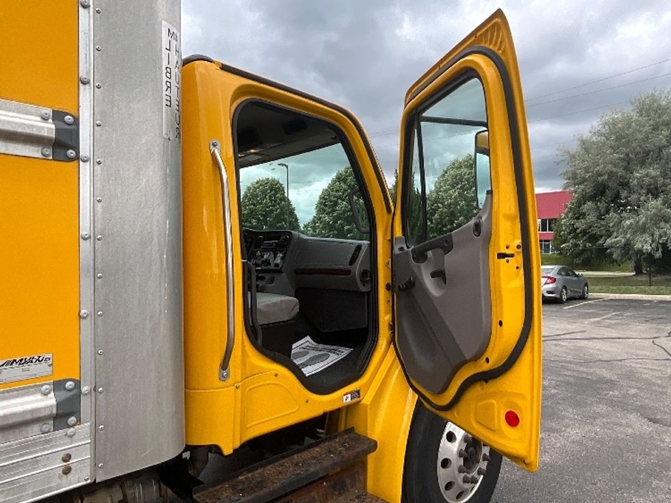 Medium Duty Box Truck-Light and Medium Duty Trucks-Freightliner-2020-M2-Cambridge-ON-317,252\n\t\tkm-$ 57,750 - Image 20