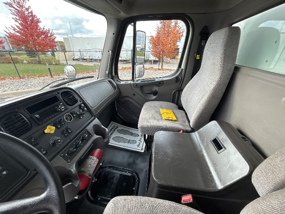 Medium Duty Box Truck-Light and Medium Duty Trucks-Freightliner-2020-M2-Cambridge-ON-425,553\n\t\tkm-$ 66,000 - Image 18
