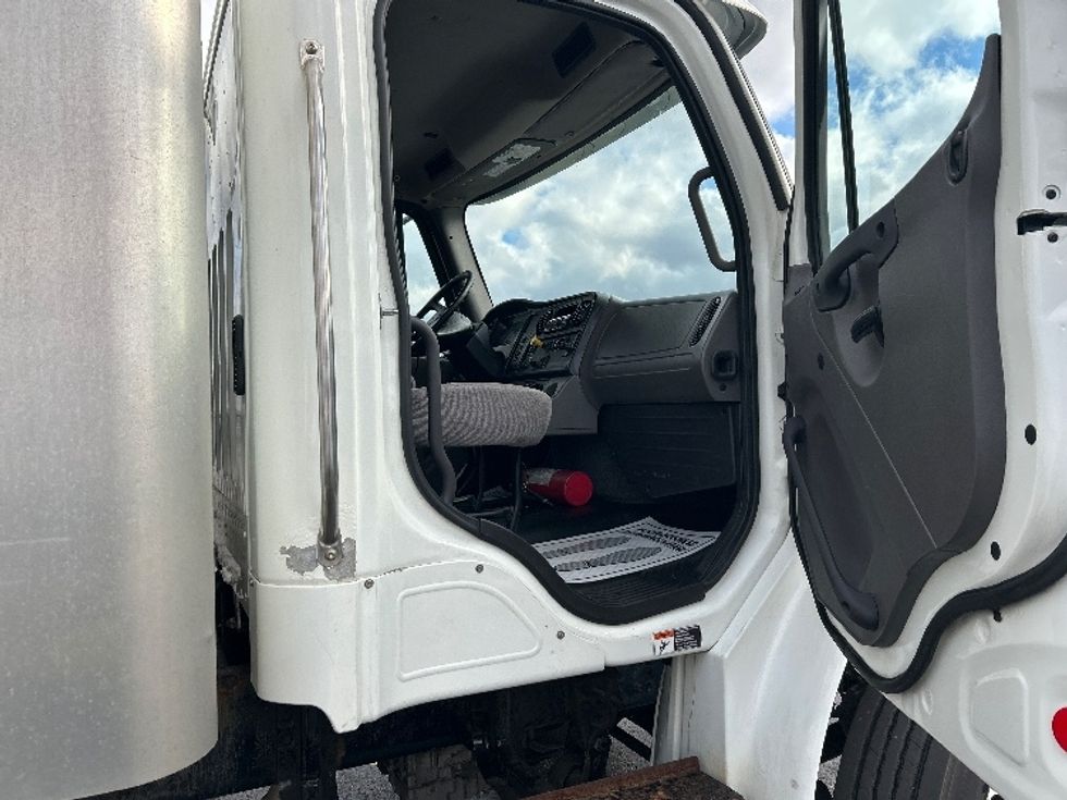 Medium Duty Box Truck-Light and Medium Duty Trucks-Freightliner-2020-M2-Cambridge-ON-425,553\n\t\tkm-$ 66,000 - Image 19