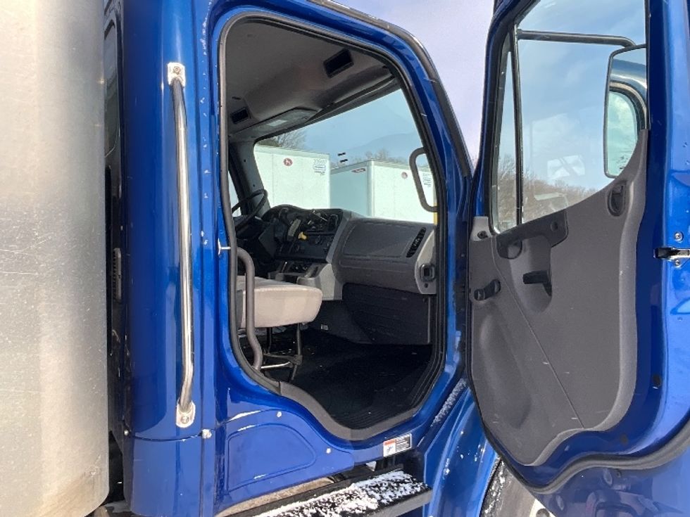 Medium Duty Box Truck-Light and Medium Duty Trucks-Freightliner-2020-M2-Cambridge-ON-457,502\n\t\tkm-$ 32,250 - Image 19