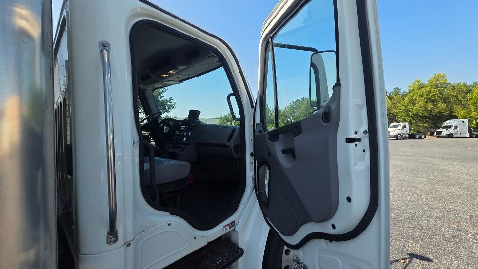 Medium Duty Box Truck-Light and Medium Duty Trucks-Freightliner-2020-M2-Concord-NC-262,882\n\t\tmiles-$ 40,750 - Image 19