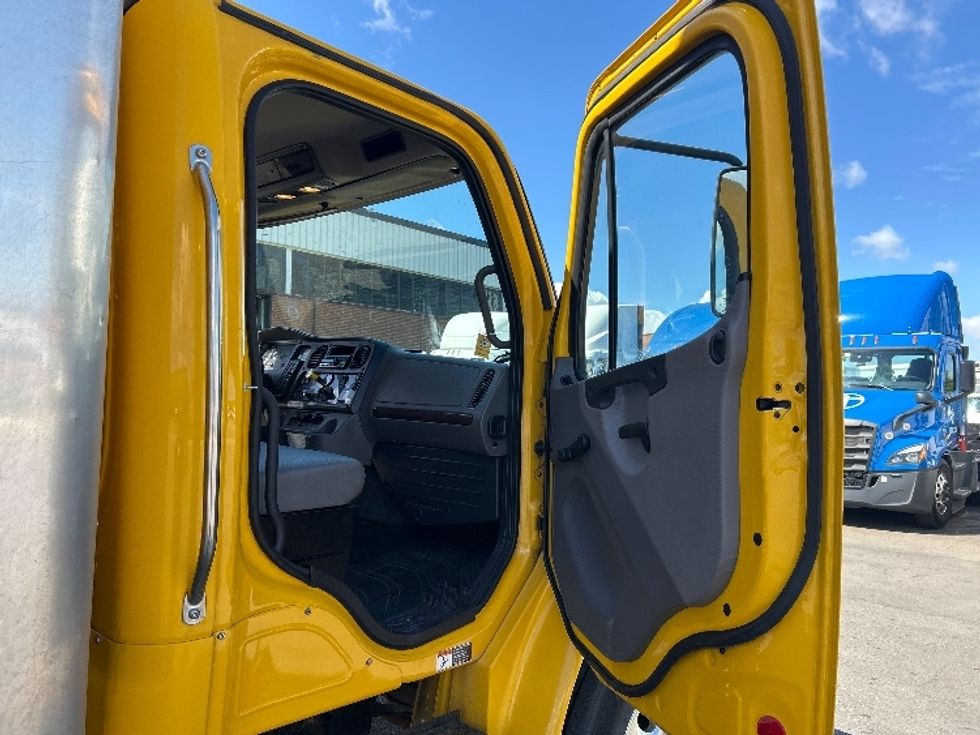 Medium Duty Box Truck-Light and Medium Duty Trucks-Freightliner-2020-M2-Concord-ON-279,178\n\t\tkm-$ 53,000 - Image 13