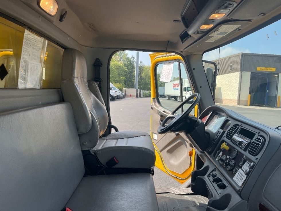 Medium Duty Box Truck-Light and Medium Duty Trucks-Freightliner-2020-M2-Cranbury-NJ-130,000\n\t\tmiles-$ 44,500 - Image 22
