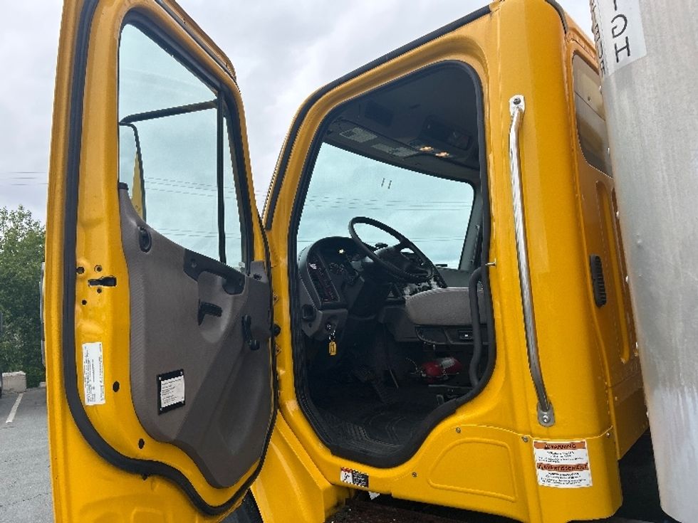 Medium Duty Box Truck-Light and Medium Duty Trucks-Freightliner-2020-M2-Dartmouth-NS-184,336\n\t\tkm-$ 69,500 - Image 16