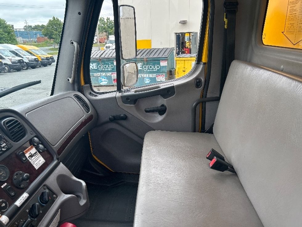 Medium Duty Box Truck-Light and Medium Duty Trucks-Freightliner-2020-M2-Dartmouth-NS-184,336\n\t\tkm-$ 69,500 - Image 19