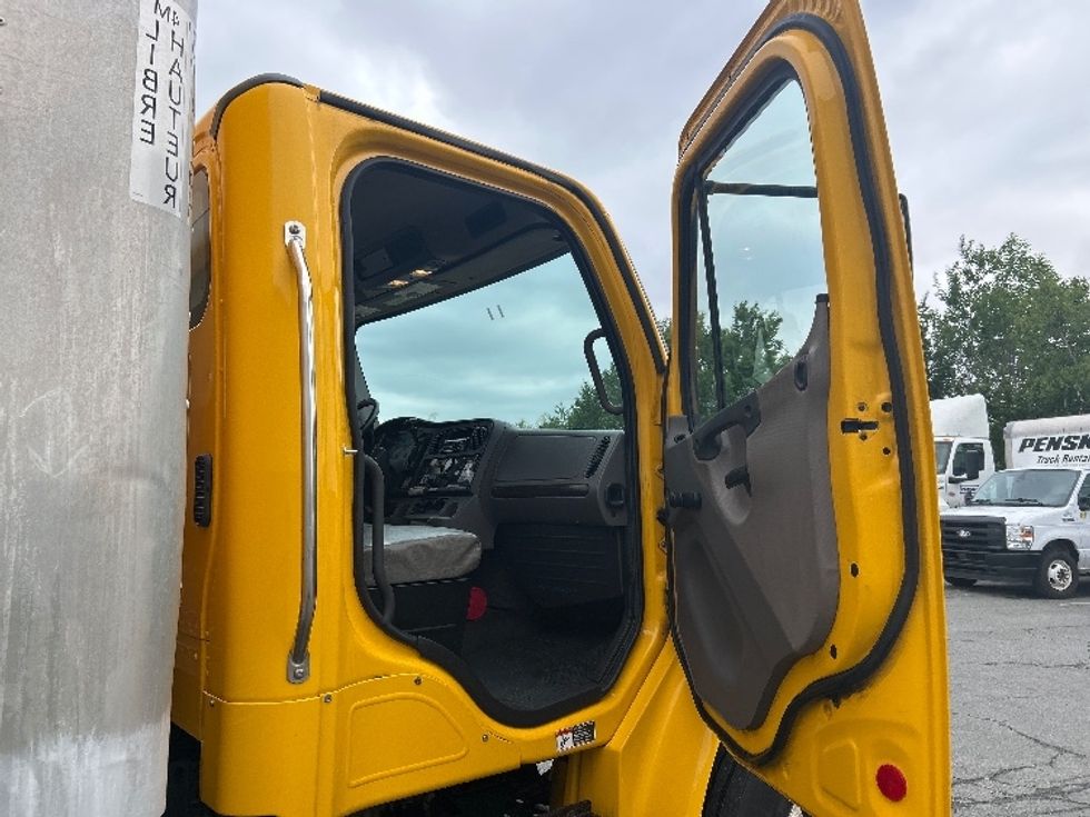 Medium Duty Box Truck-Light and Medium Duty Trucks-Freightliner-2020-M2-Dartmouth-NS-184,336\n\t\tkm-$ 69,500 - Image 20