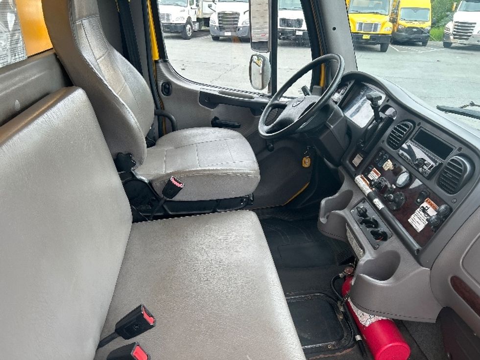 Medium Duty Box Truck-Light and Medium Duty Trucks-Freightliner-2020-M2-Dartmouth-NS-184,336\n\t\tkm-$ 69,500 - Image 22