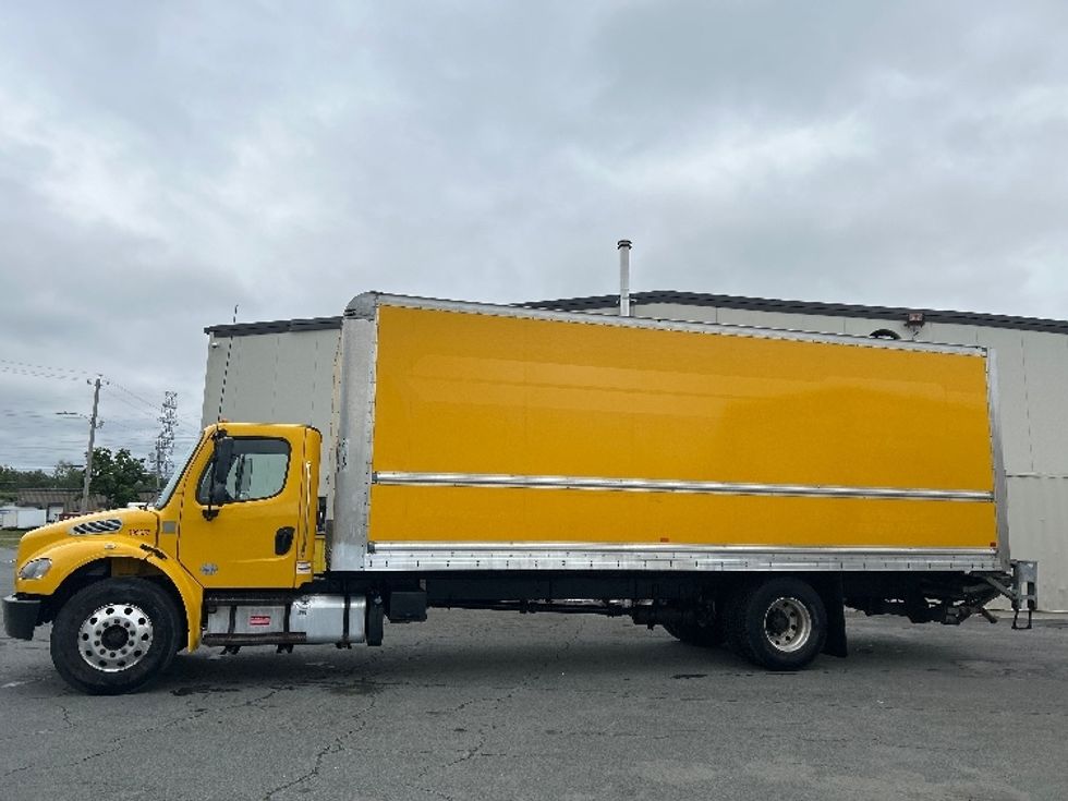 Medium Duty Box Truck-Light and Medium Duty Trucks-Freightliner-2020-M2-Dartmouth-NS-184,336\n\t\tkm-$ 69,500 - Image 4
