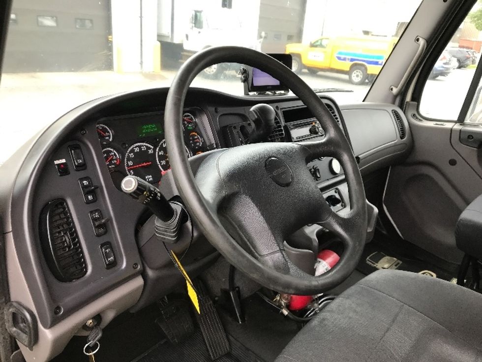 Medium Duty Box Truck-Light and Medium Duty Trucks-Freightliner-2020-M2-Dartmouth-NS-201,617\n\t\tkm-$ 75,250 - Image 17