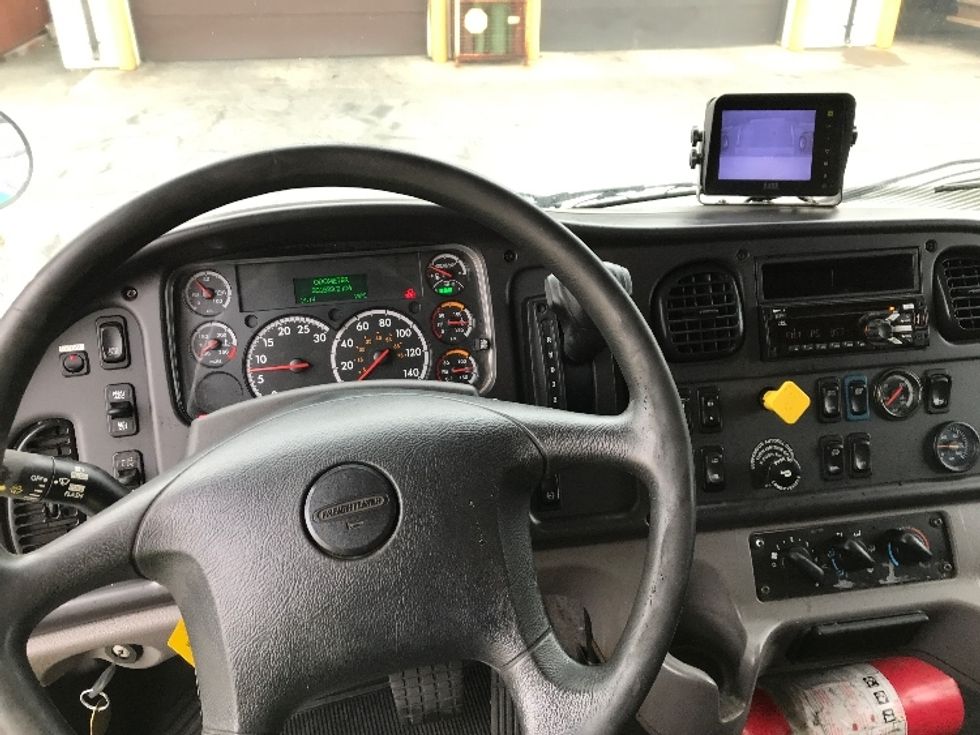 Medium Duty Box Truck-Light and Medium Duty Trucks-Freightliner-2020-M2-Dartmouth-NS-201,617\n\t\tkm-$ 75,250 - Image 18