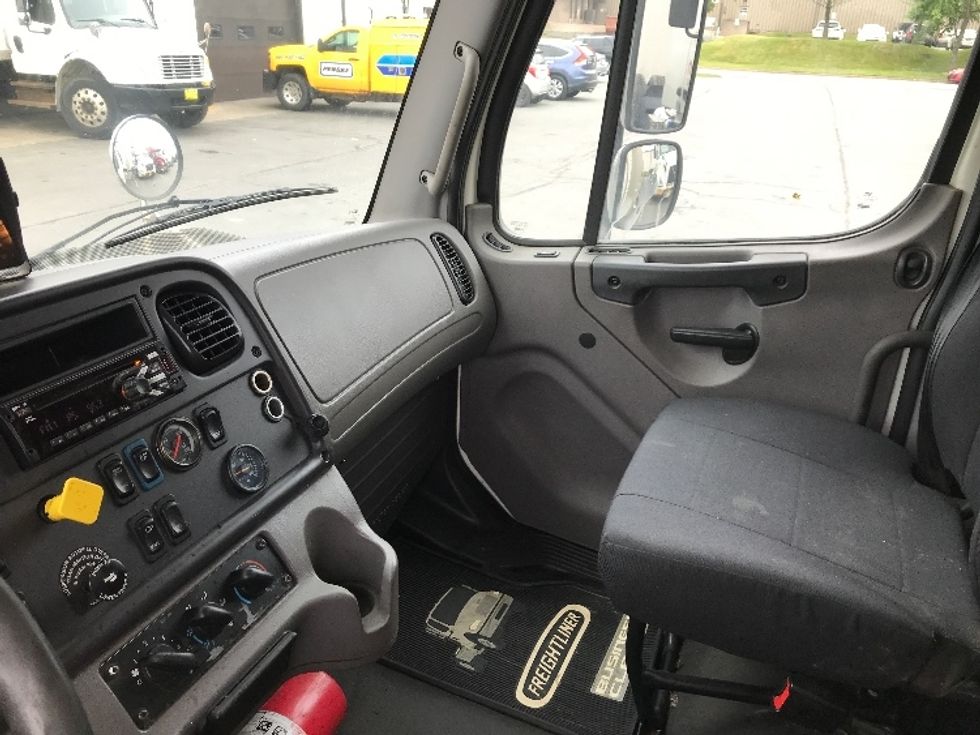 Medium Duty Box Truck-Light and Medium Duty Trucks-Freightliner-2020-M2-Dartmouth-NS-201,617\n\t\tkm-$ 75,250 - Image 19