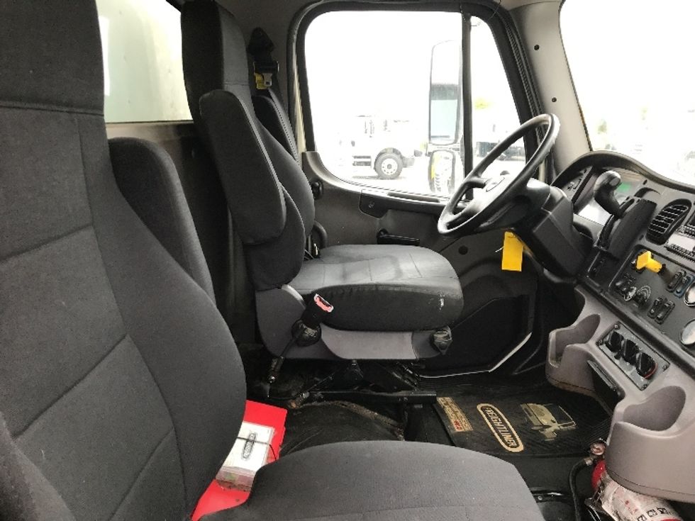 Medium Duty Box Truck-Light and Medium Duty Trucks-Freightliner-2020-M2-Dartmouth-NS-201,617\n\t\tkm-$ 75,250 - Image 22