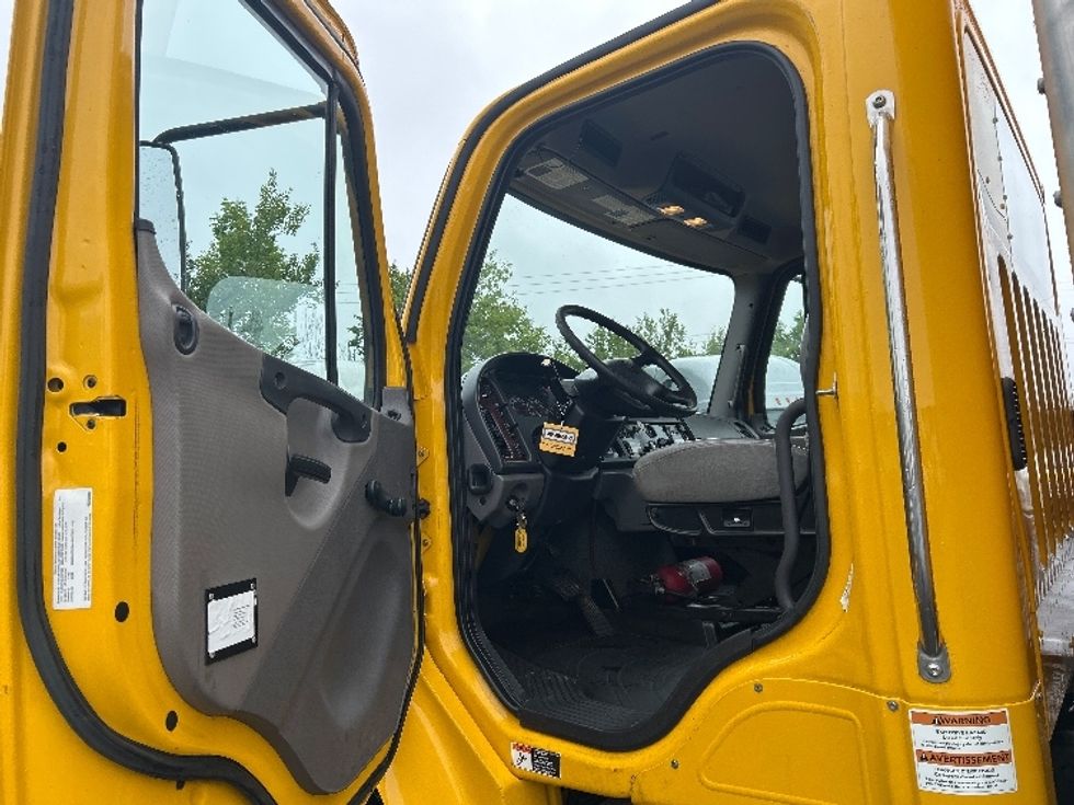 Medium Duty Box Truck-Light and Medium Duty Trucks-Freightliner-2020-M2-Dartmouth-NS-330,298\n\t\tkm-$ 57,500 - Image 16