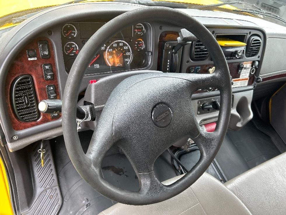 Medium Duty Box Truck-Light and Medium Duty Trucks-Freightliner-2020-M2-Dartmouth-NS-330,298\n\t\tkm-$ 57,500 - Image 17