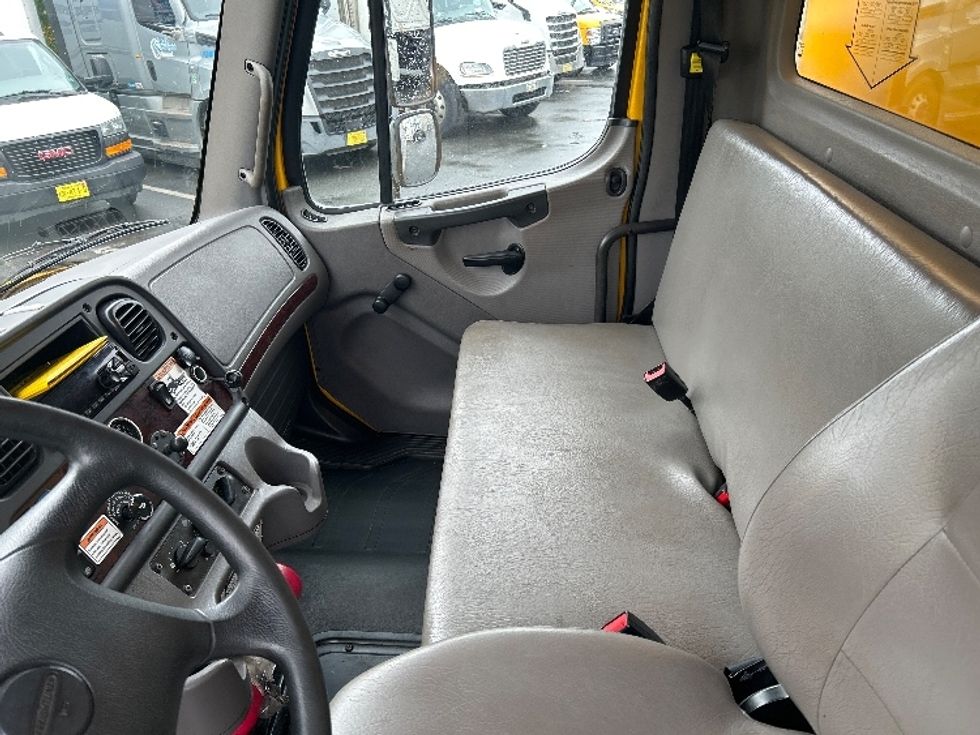 Medium Duty Box Truck-Light and Medium Duty Trucks-Freightliner-2020-M2-Dartmouth-NS-330,298\n\t\tkm-$ 57,500 - Image 19