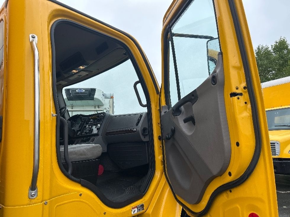 Medium Duty Box Truck-Light and Medium Duty Trucks-Freightliner-2020-M2-Dartmouth-NS-330,298\n\t\tkm-$ 57,500 - Image 20
