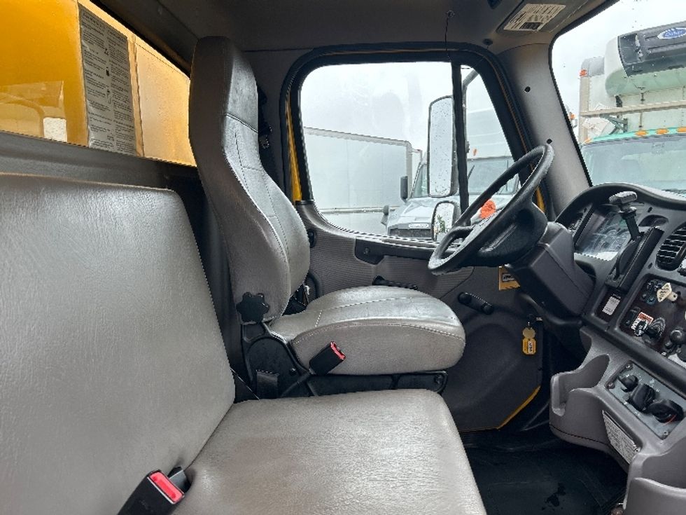 Medium Duty Box Truck-Light and Medium Duty Trucks-Freightliner-2020-M2-Dartmouth-NS-330,298\n\t\tkm-$ 57,500 - Image 22