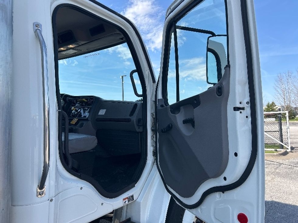 Medium Duty Box Truck-Light and Medium Duty Trucks-Freightliner-2020-M2-Davenport-IA-51,922\n\t\tmiles-$ 75,250 - Image 20