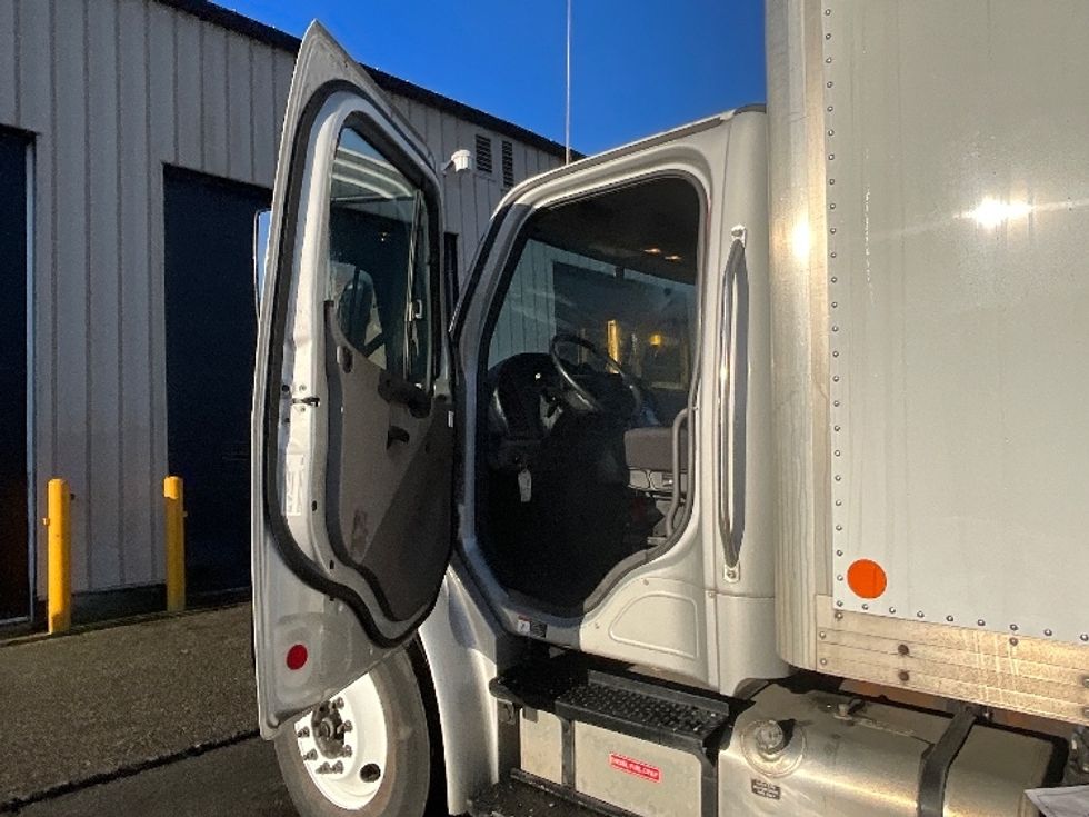 Medium Duty Box Truck-Light and Medium Duty Trucks-Freightliner-2020-M2-Delta-BC-121,027\n\t\tkm-$ 70,250 - Image 15