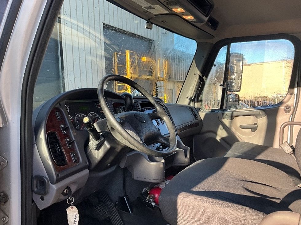 Medium Duty Box Truck-Light and Medium Duty Trucks-Freightliner-2020-M2-Delta-BC-121,027\n\t\tkm-$ 70,250 - Image 16