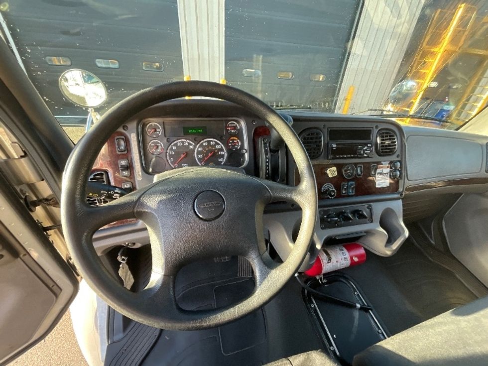 Medium Duty Box Truck-Light and Medium Duty Trucks-Freightliner-2020-M2-Delta-BC-121,027\n\t\tkm-$ 70,250 - Image 17